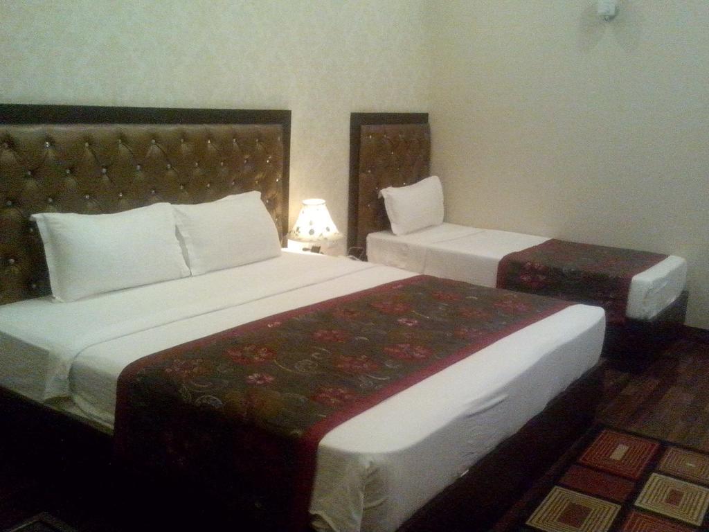 Hotel Krishna International Vrindāvan Quarto foto